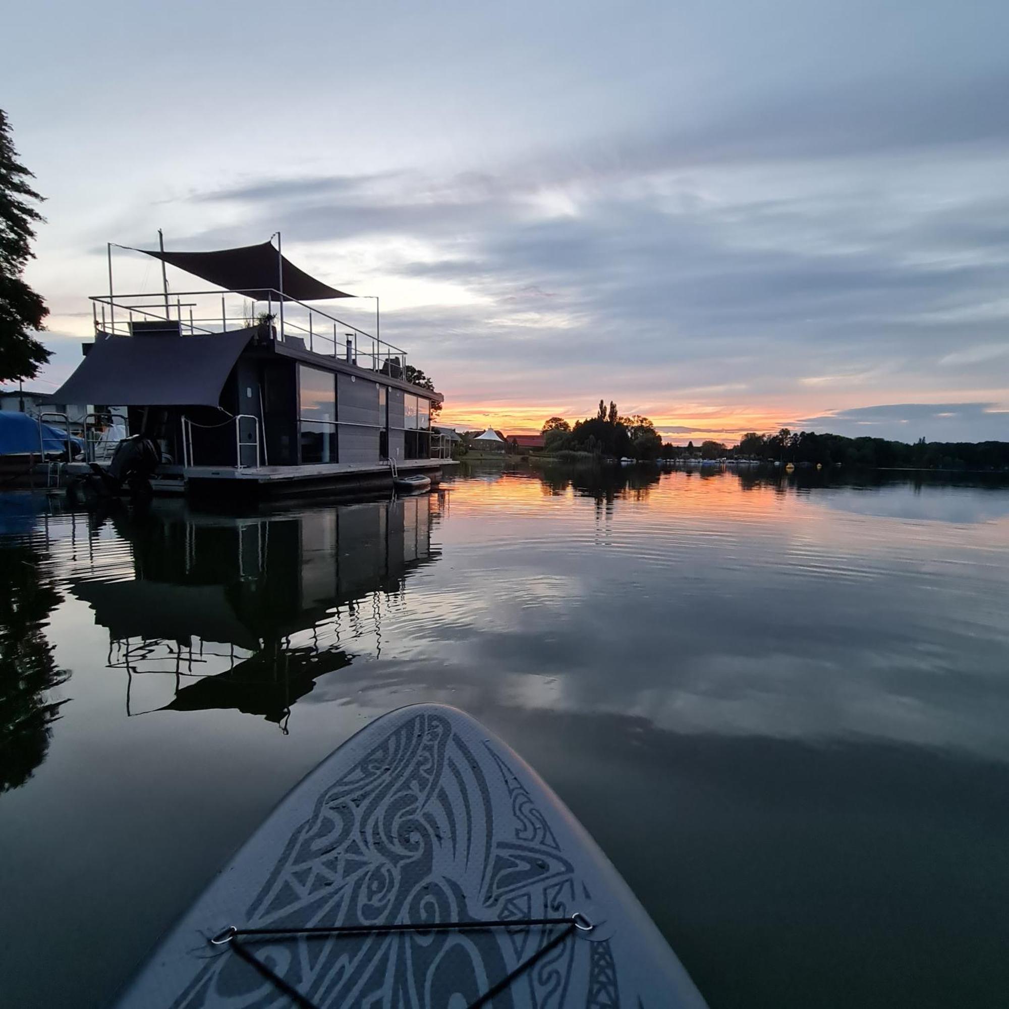 Seezeit Im Hausboot Mit Kamin & Sauna Botel